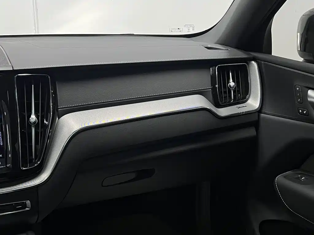 Volvo XC60 2024 — фото 22