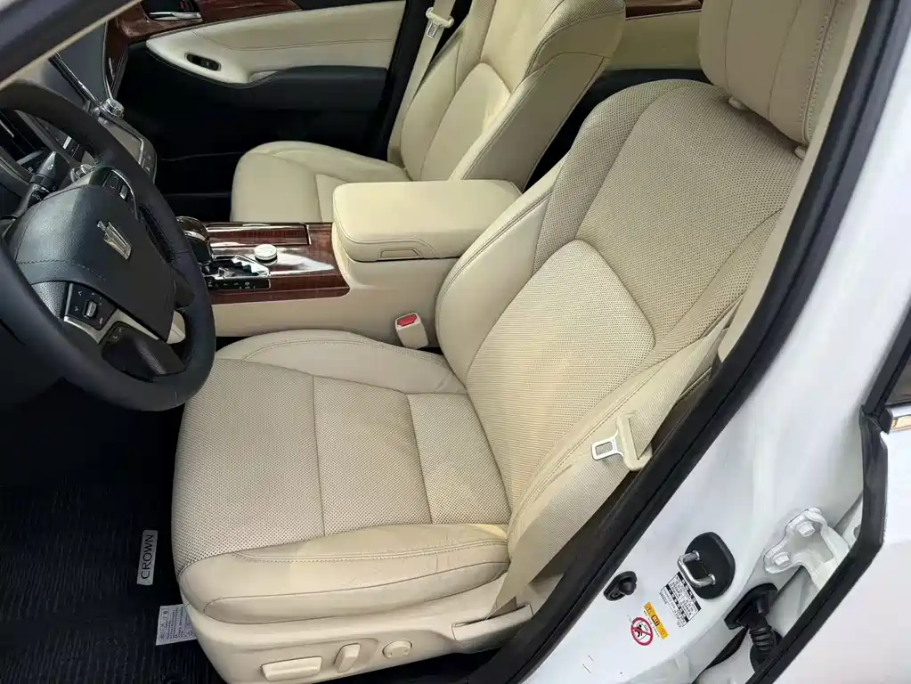 Toyota Crown 2017 — фото 10
