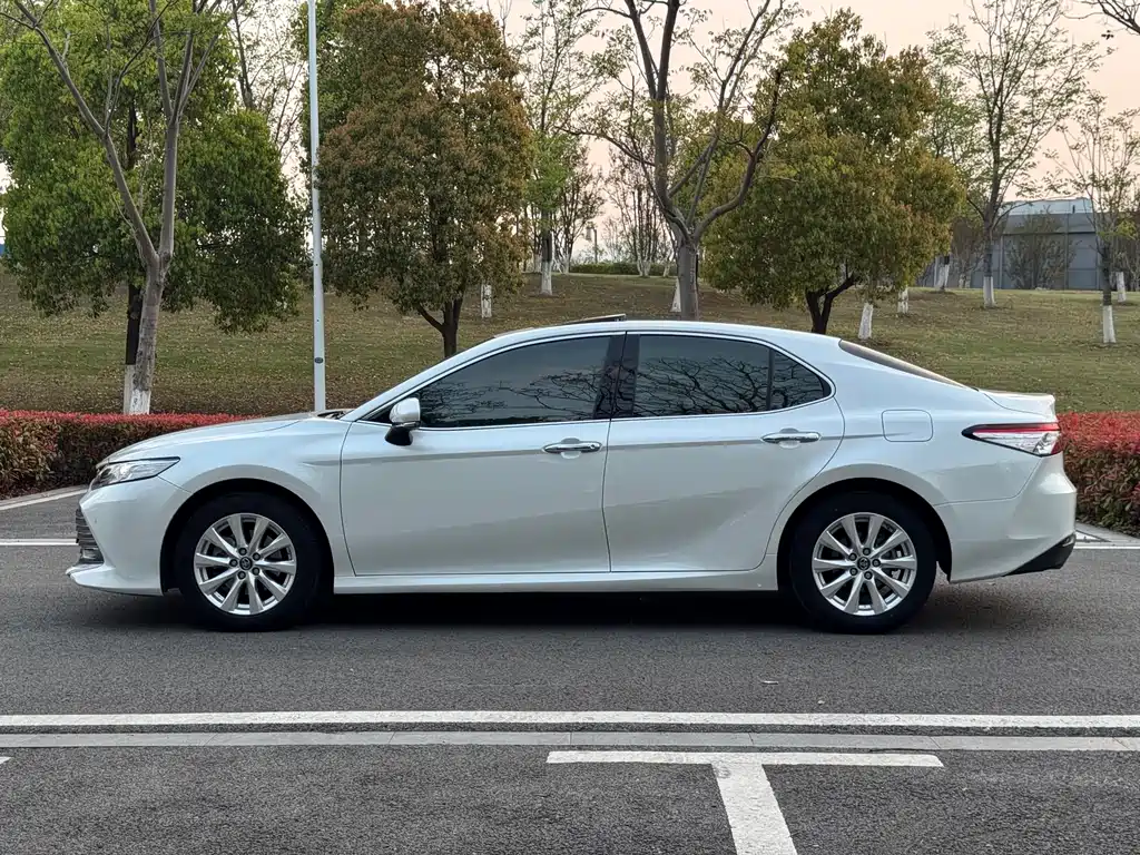 Toyota Camry 2021 — фото 8