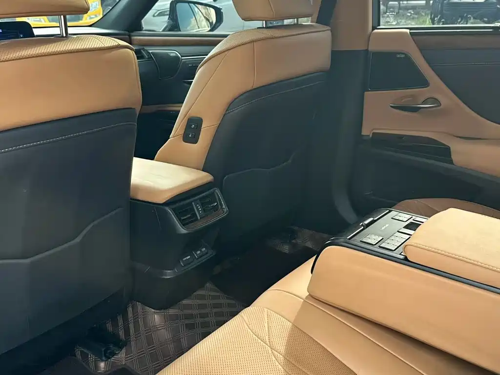 Lexus ES 2021