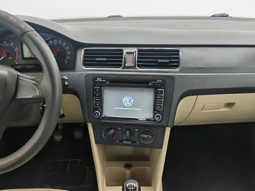 Skoda Rapid 2015 — фото 12
