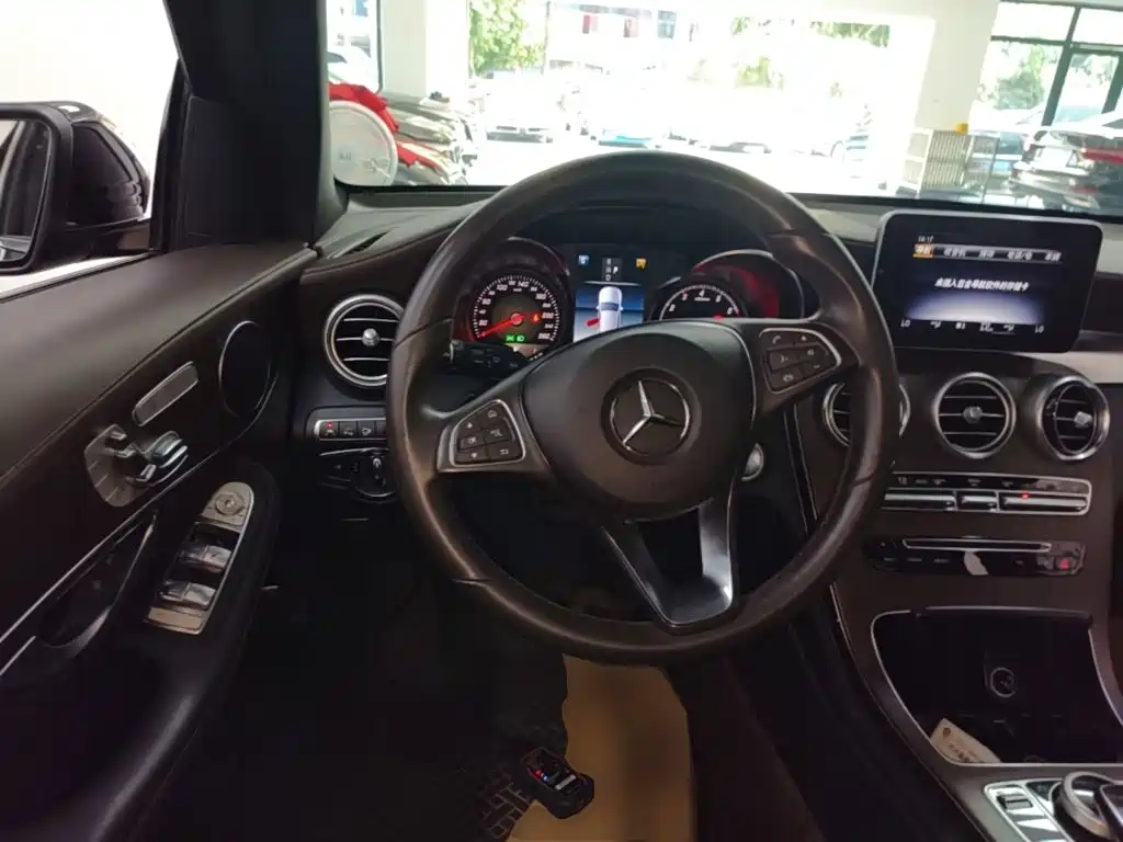 Mercedes-Benz GLC 2018 — фото 11