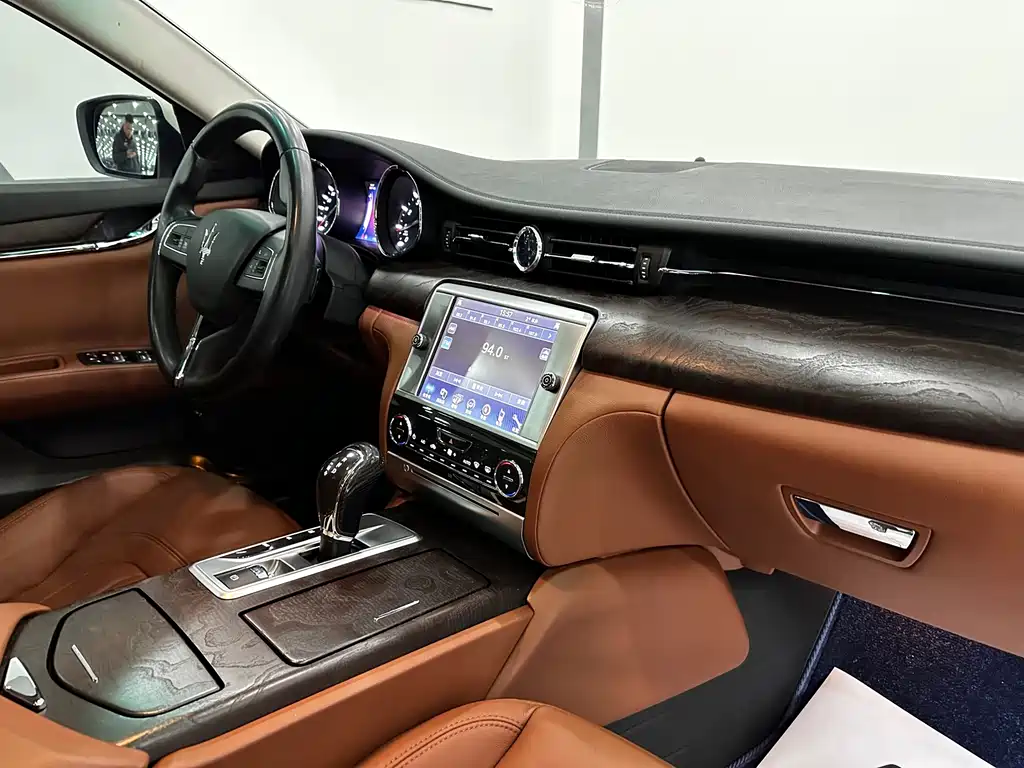 Maserati Quattroporte 2015 — фото 11