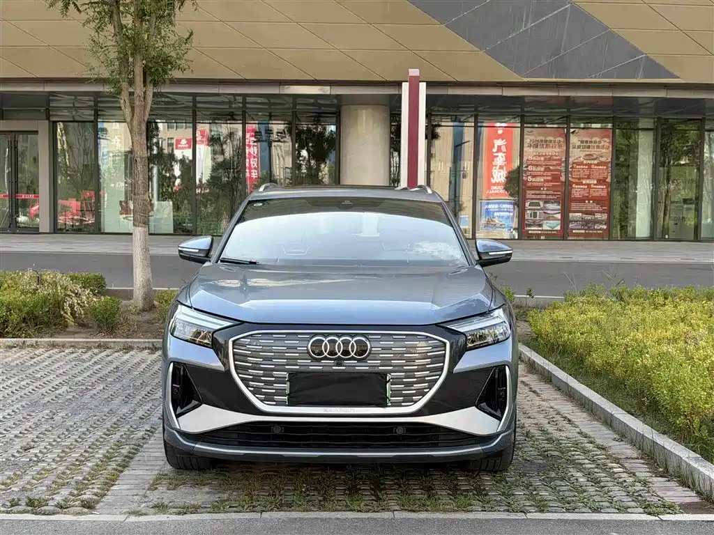 Audi Q4 E-Tron 2025 — фото 2
