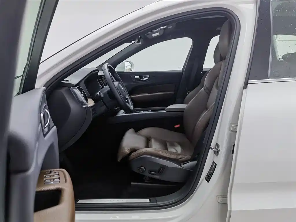 Volvo XC60 2021 — фото 10
