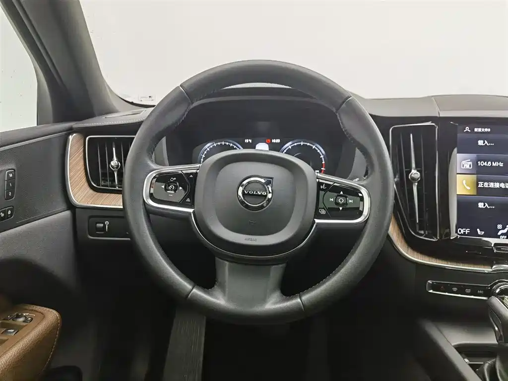 Volvo XC60 2021 — фото 11