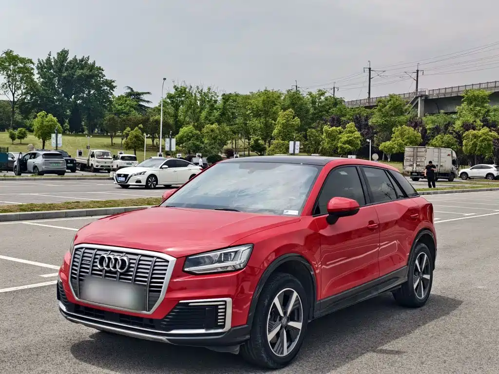 Audi Q2L e-tron 2021 — фото 25