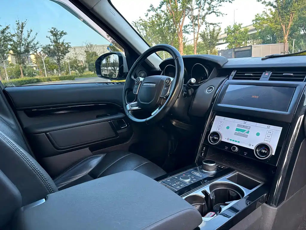 Land Rover Discovery 2018 — фото 11