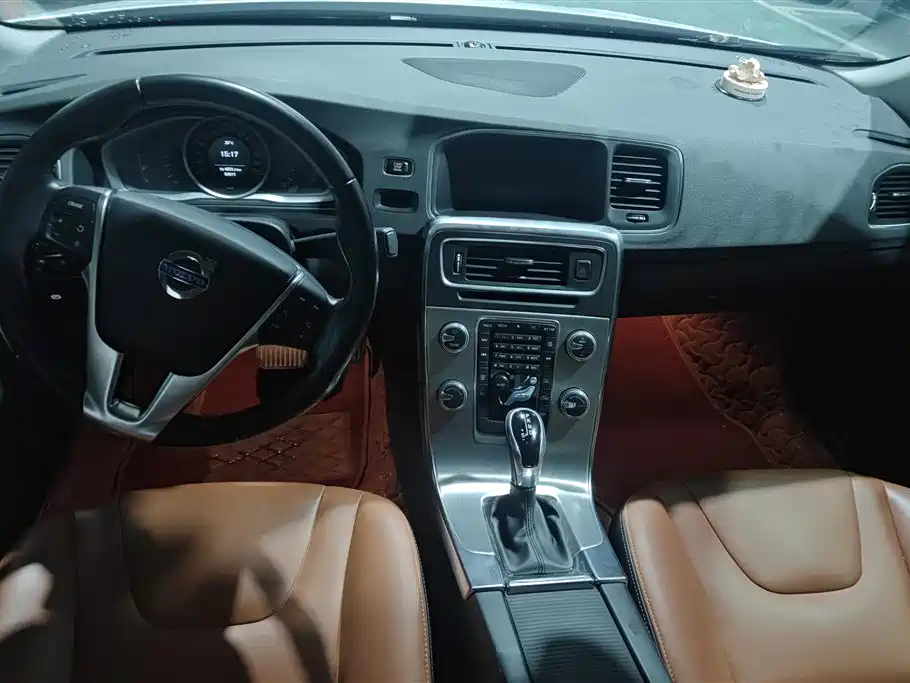 Volvo S60 2016 — фото 12