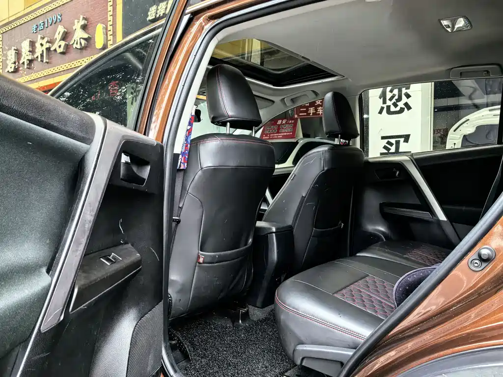 Toyota RAV4 2019 — фото 11