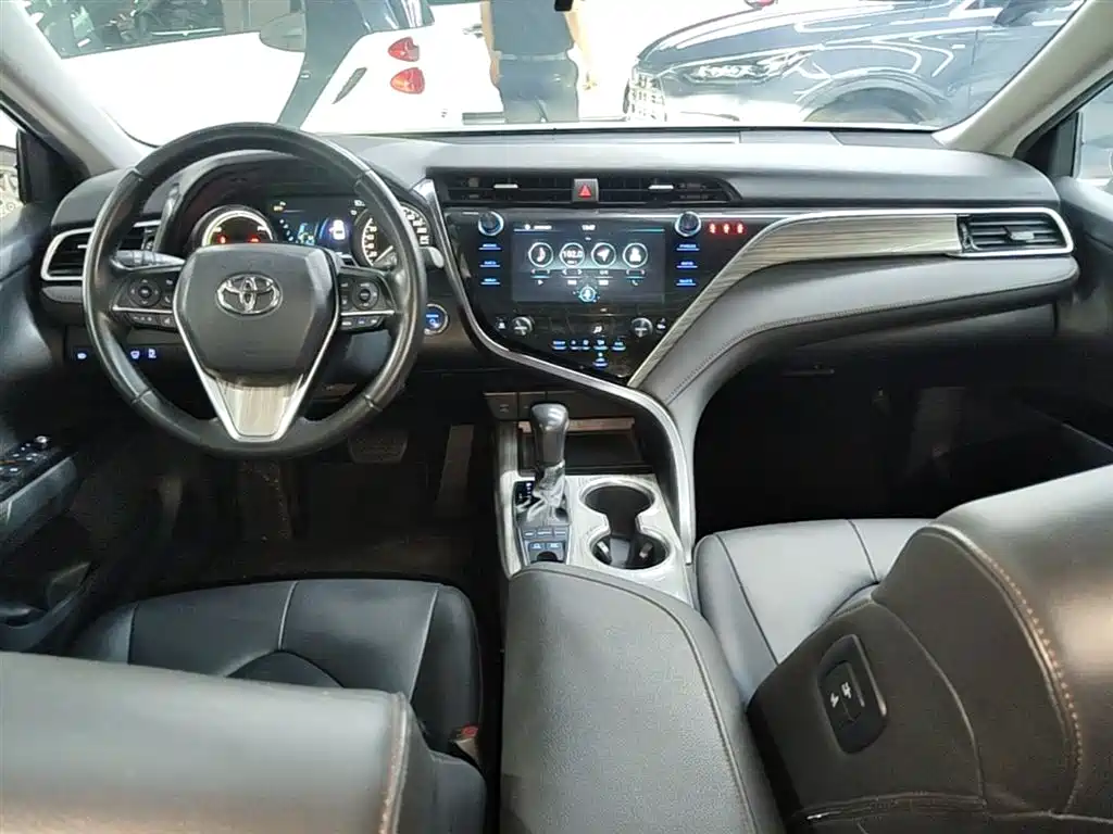 Toyota Camry 2019 — фото 10