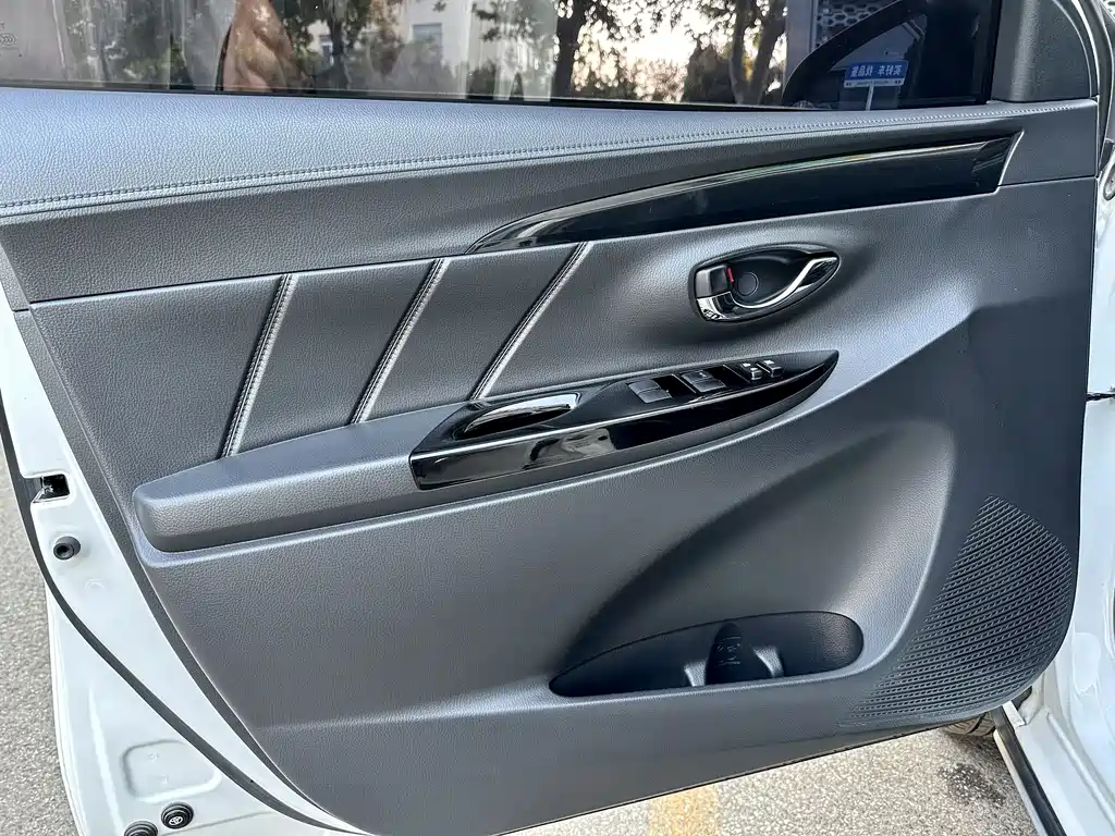 Toyota Yaris L 2022 — фото 14