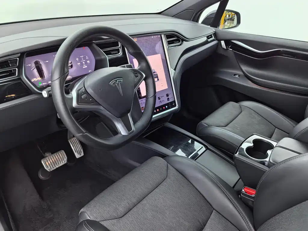 Tesla Model X 2018 — фото 42