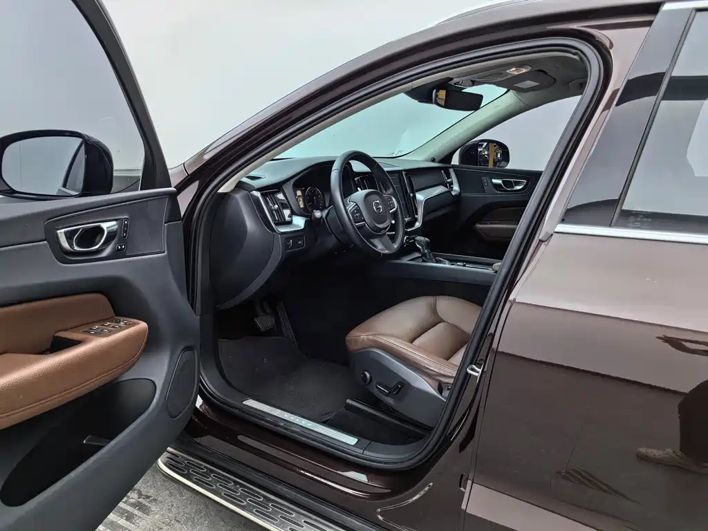 Volvo XC60 2018 — фото 15