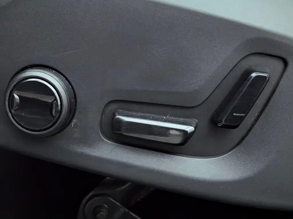Volvo XC60 2018 — фото 26