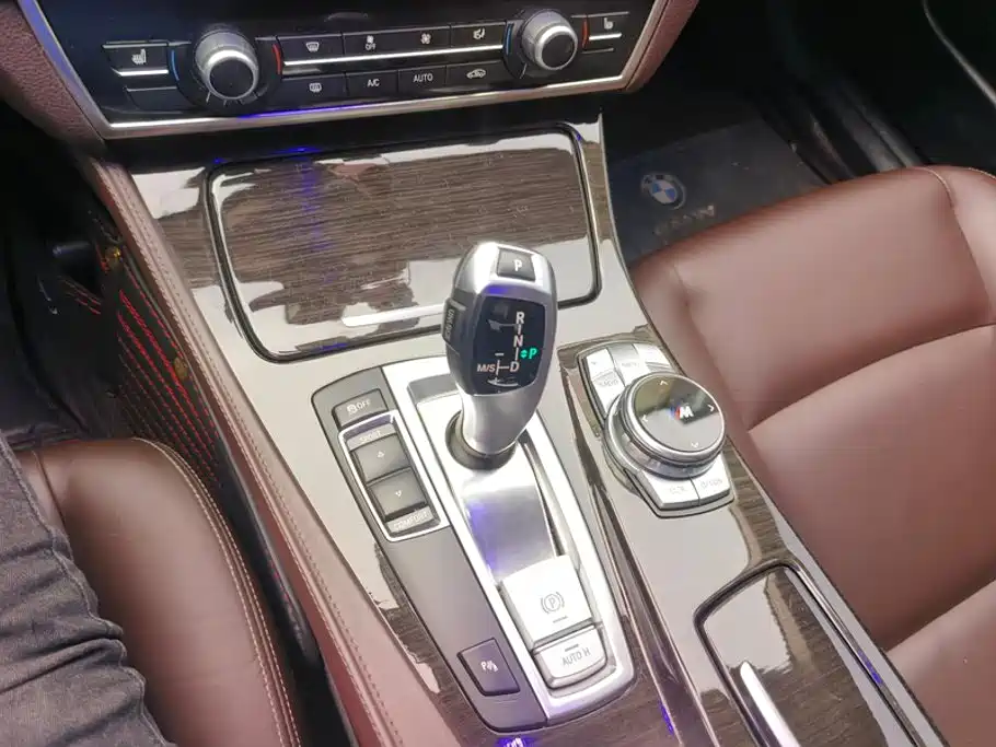 BMW 5 Series 2015 — фото 16