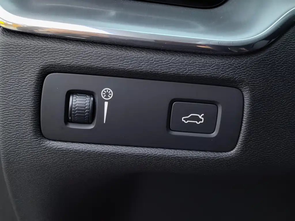 Volvo XC60 2018 — фото 23