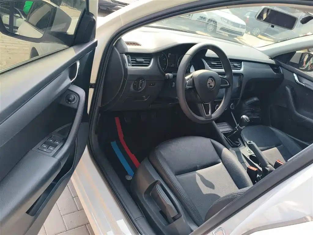 Skoda Octavia 2018 — фото 12