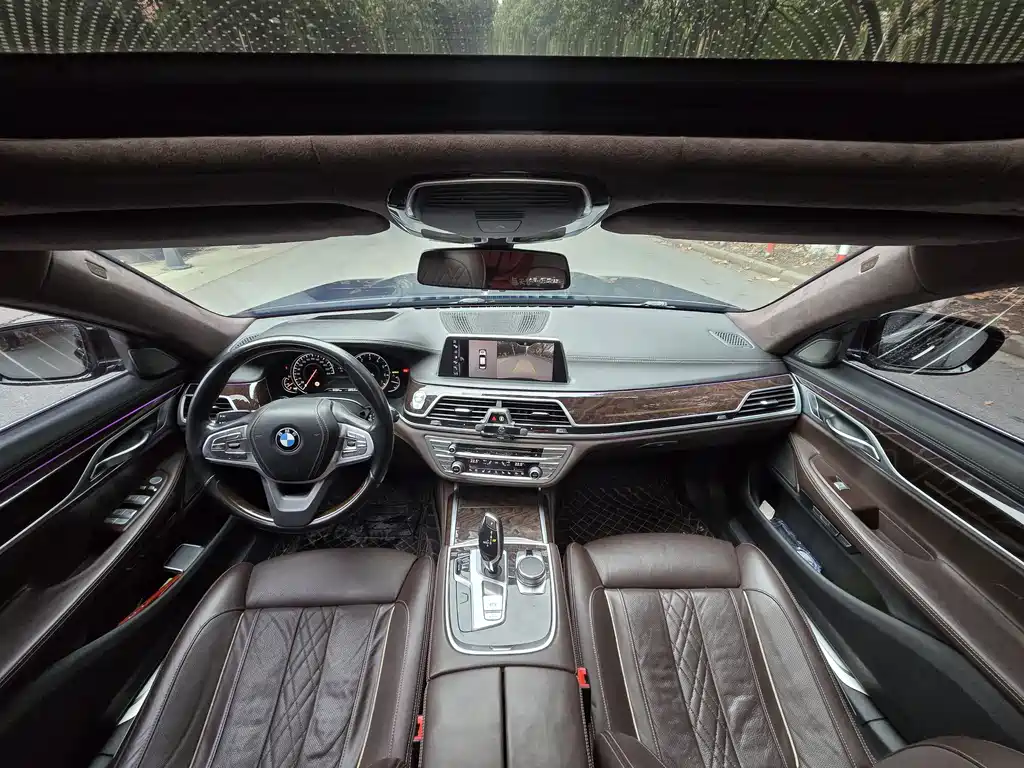 BMW 7 Series 2017 — фото 11