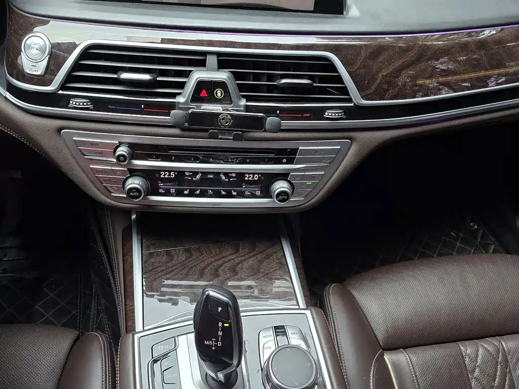 BMW 7 Series 2017 — фото 10