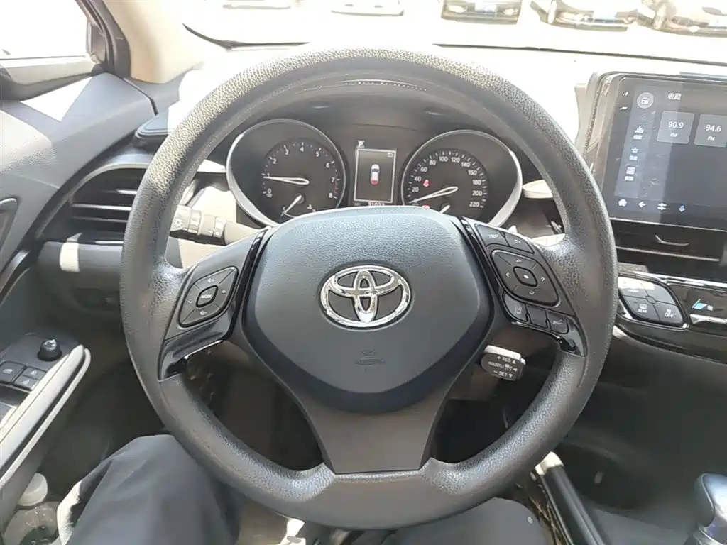 Toyota C-HR 2020 — фото 11