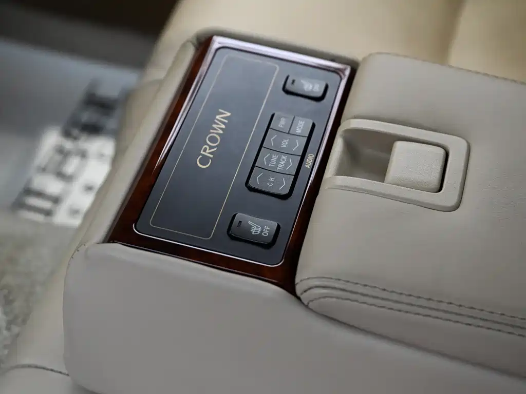 Toyota Crown 2015 — фото 11