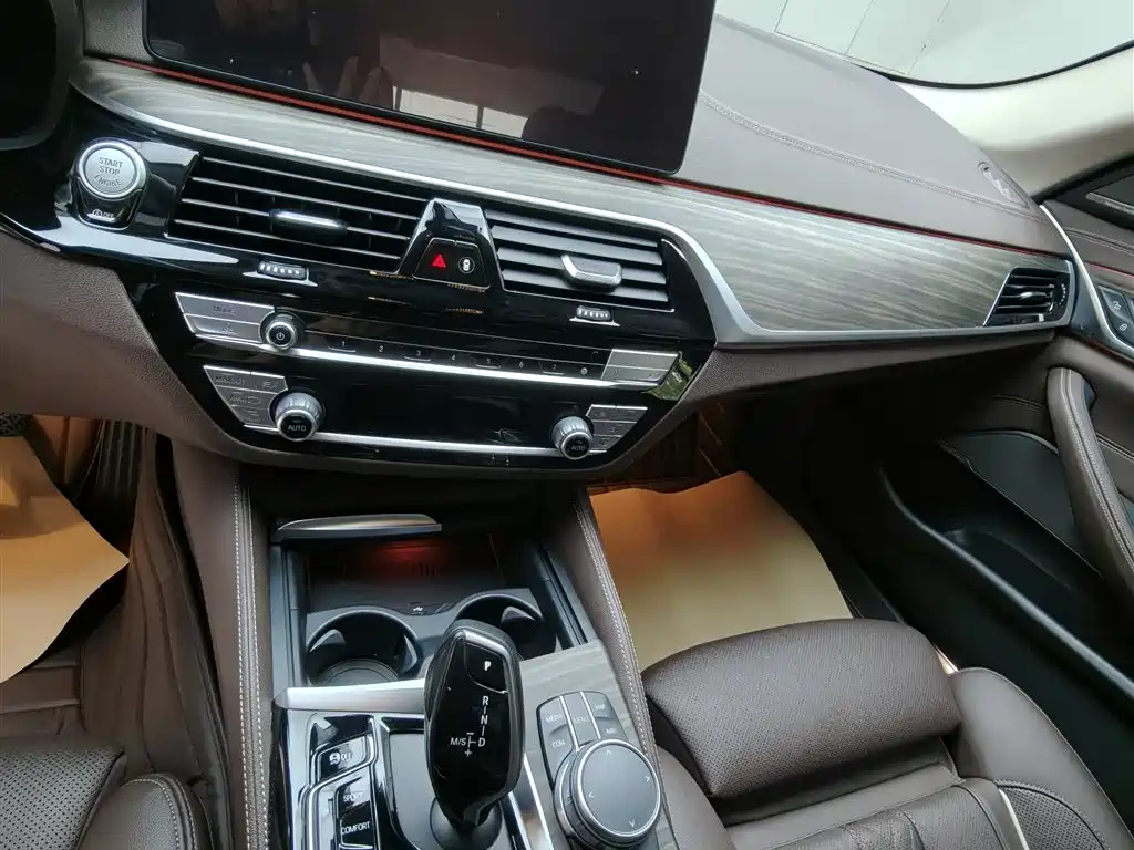 BMW 5 Series 2022 — фото 9