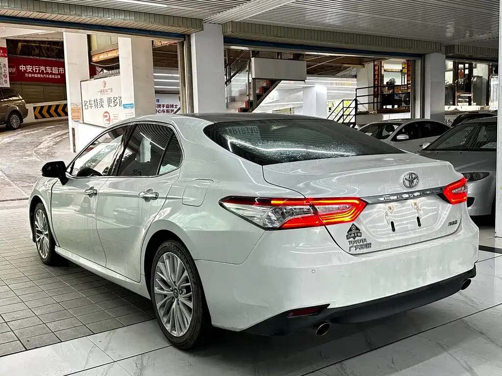 Toyota Camry 2019 — фото 15
