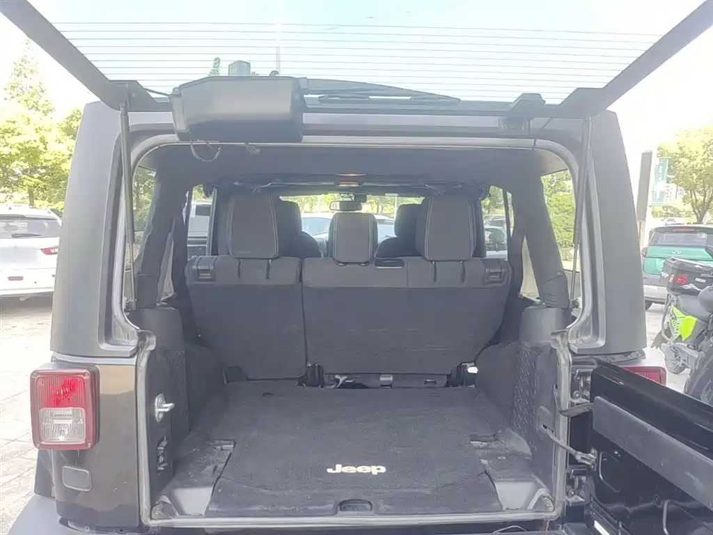 Jeep Wrangler 2016 — фото 19