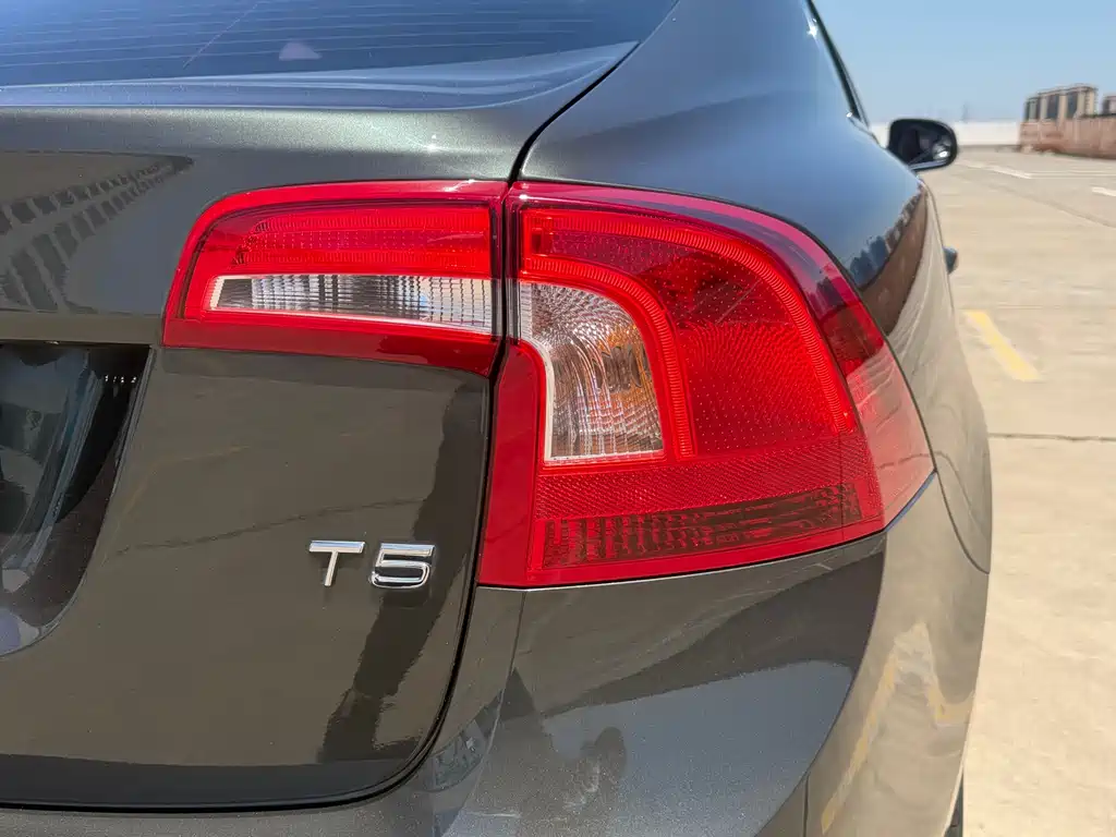 Volvo S60 2018 — фото 15