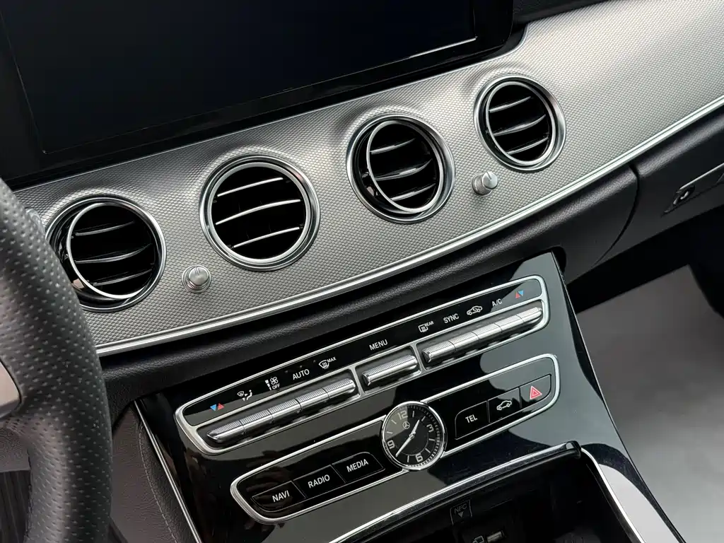 Mercedes-Benz E-Class 2018 — фото 20