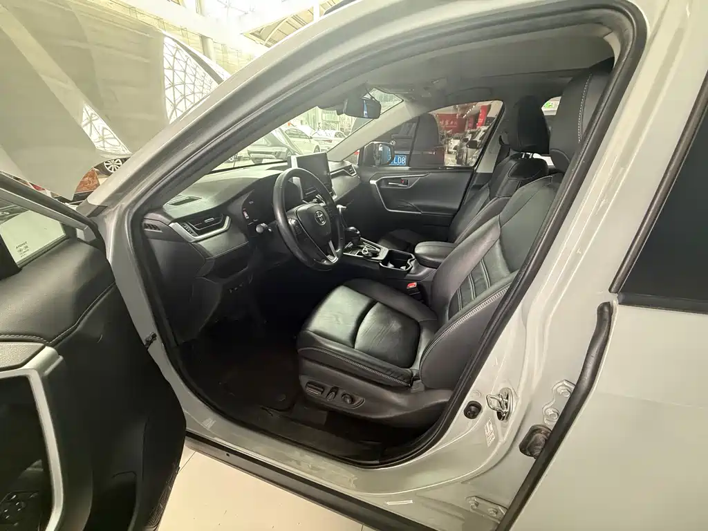 Toyota RAV4 2020 — фото 13