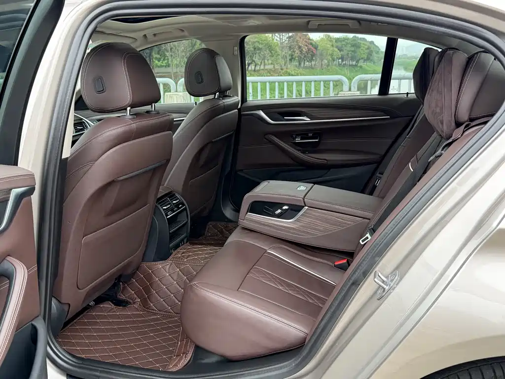 BMW 5 Series 2019 — фото 13