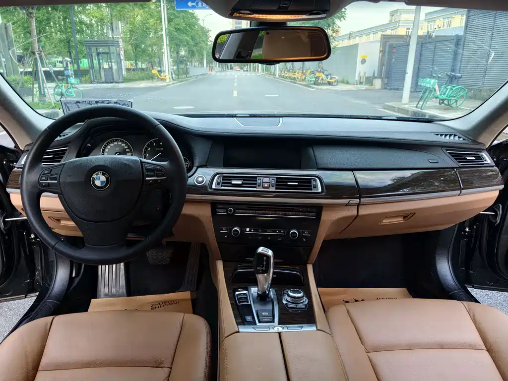 BMW 7 Series 2011 — фото 9