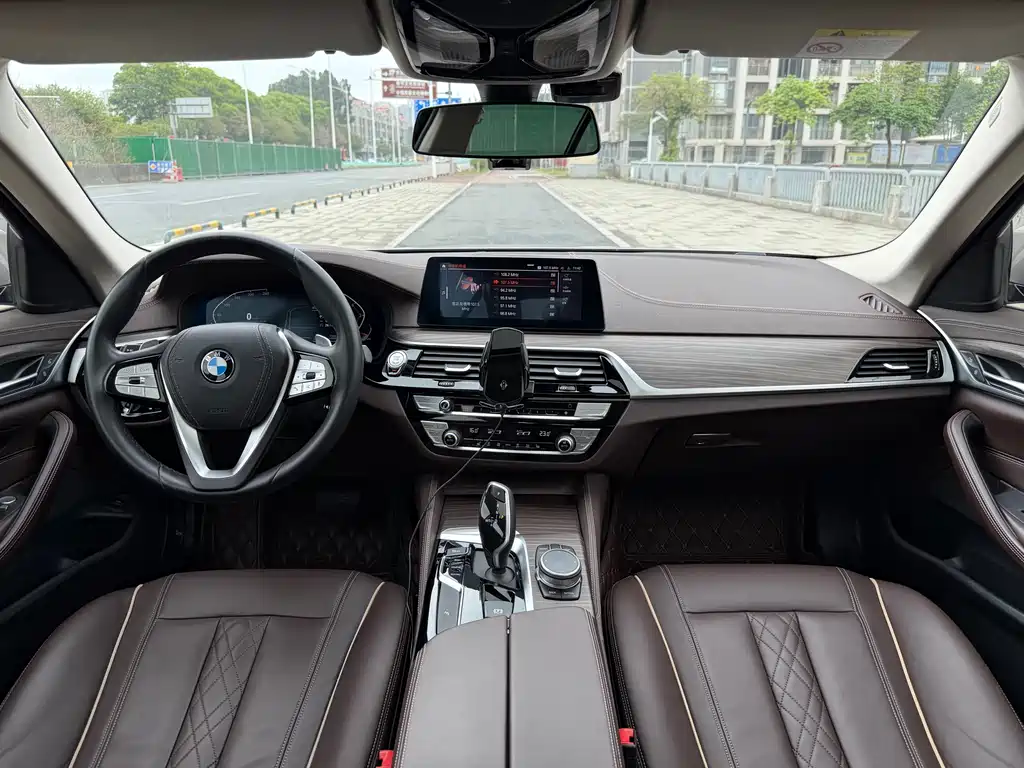 BMW 5 Series 2019 — фото 11