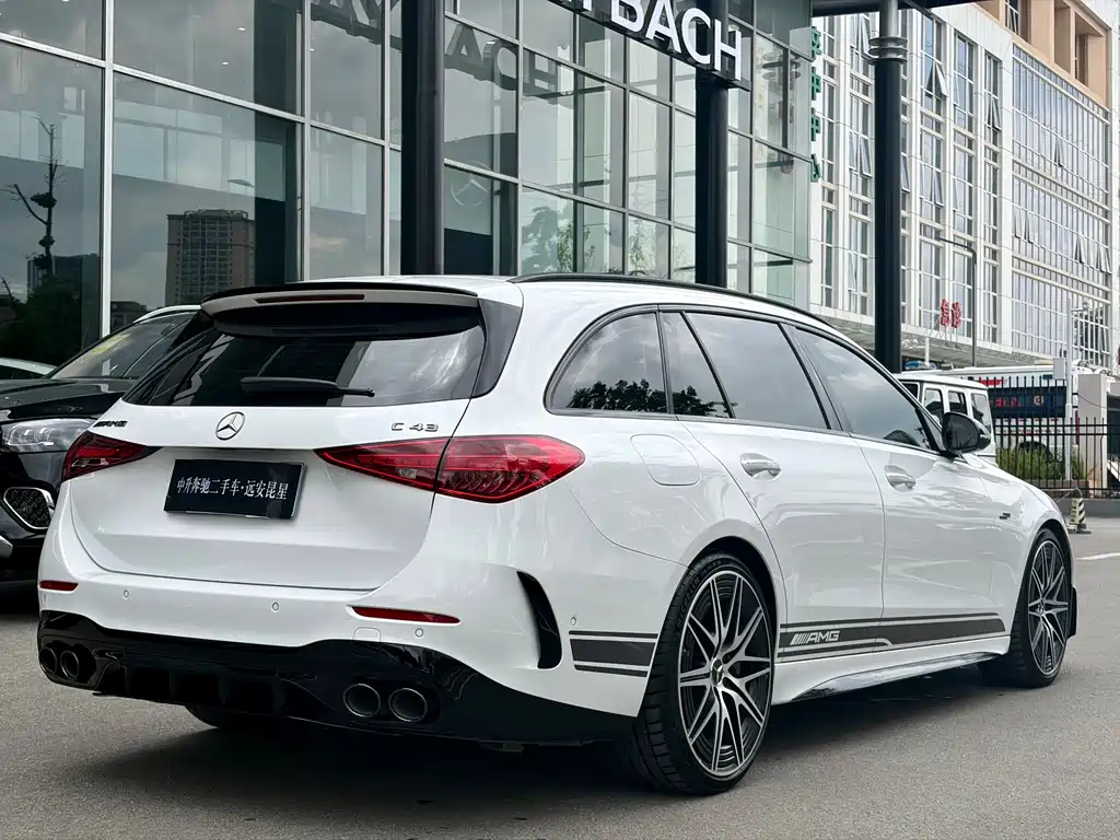 Mercedes-Benz C-Class AMG 2025 — фото 8
