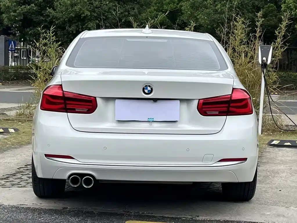 BMW 3 Series 2019 — фото 19