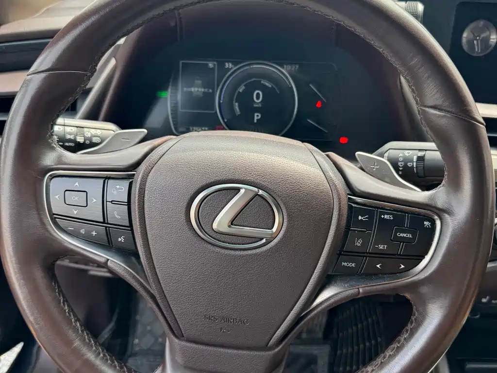 Lexus ES 2019 — фото 16