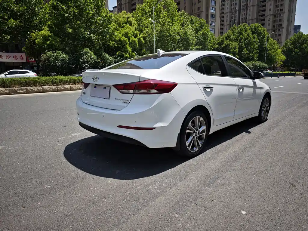 Hyundai Elantra 2016 — фото 6