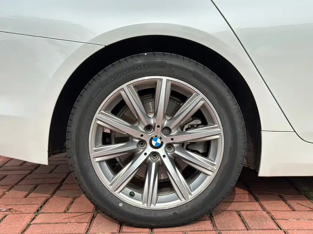 BMW 5 Series 2018 — фото 16