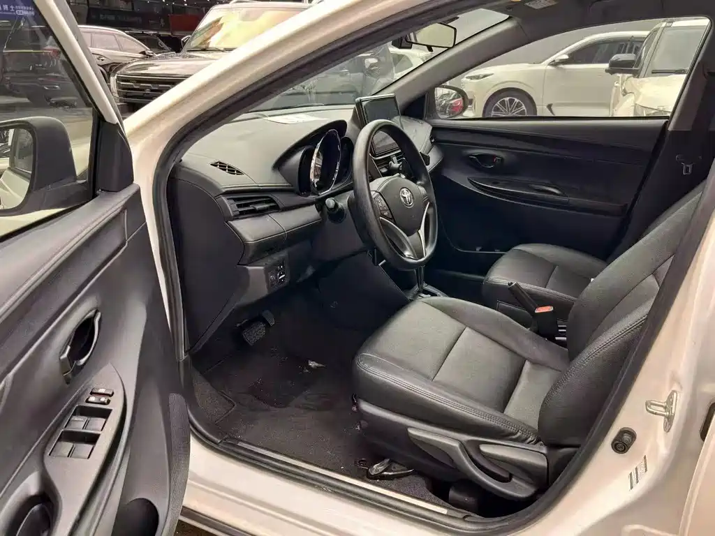 Toyota Yaris L 2022 — фото 7