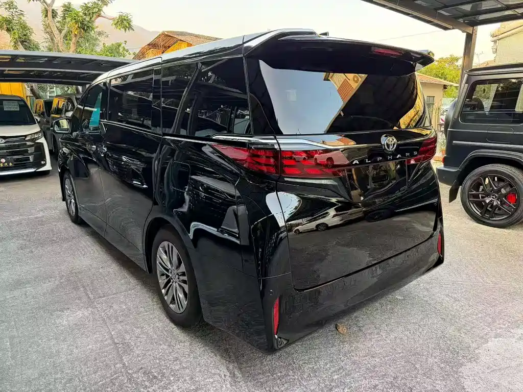 Toyota Alphard 2023 — фото 3