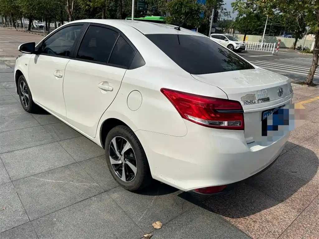 Toyota Yaris L 2017 — фото 6