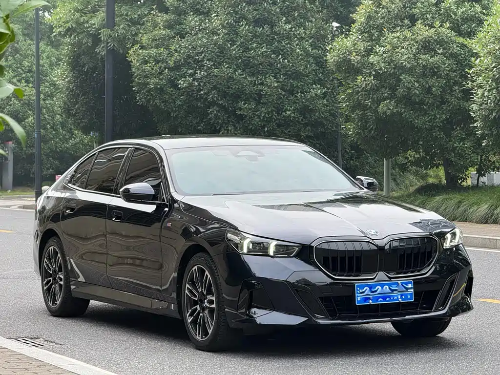 BMW 5 Series 2025 — фото 12