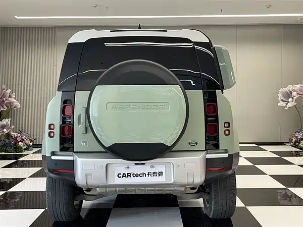 Land Rover Defender 2023