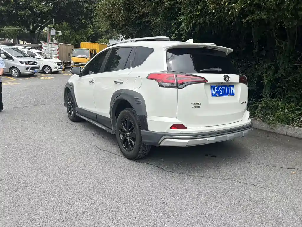 Toyota RAV4 2019 — фото 8