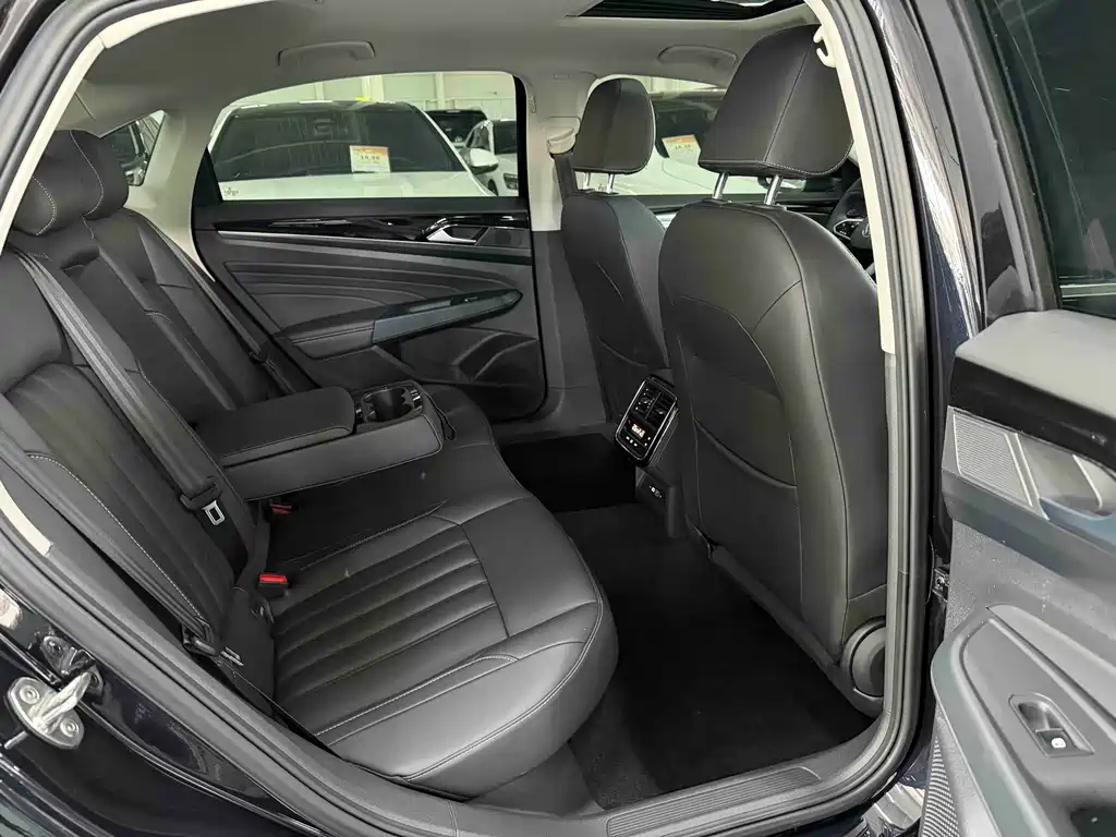 Volkswagen Passat 2023 — фото 15
