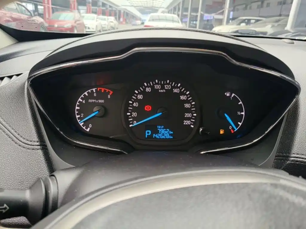 Ford Escort 2015 — фото 12