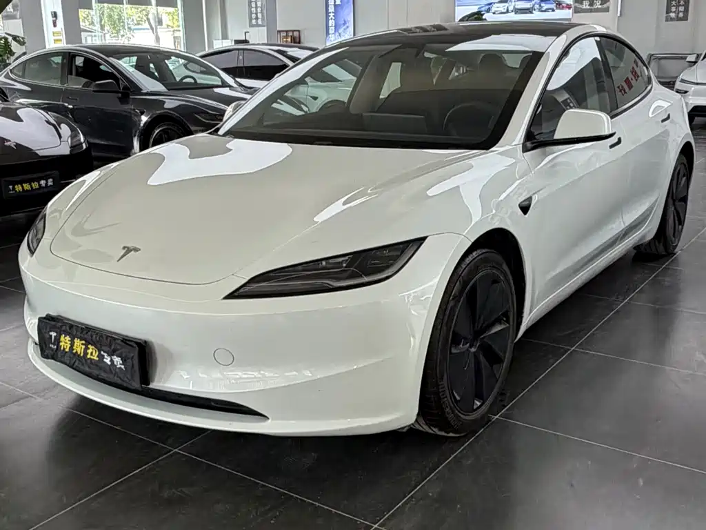 Tesla Model 3 2025 — фото 1