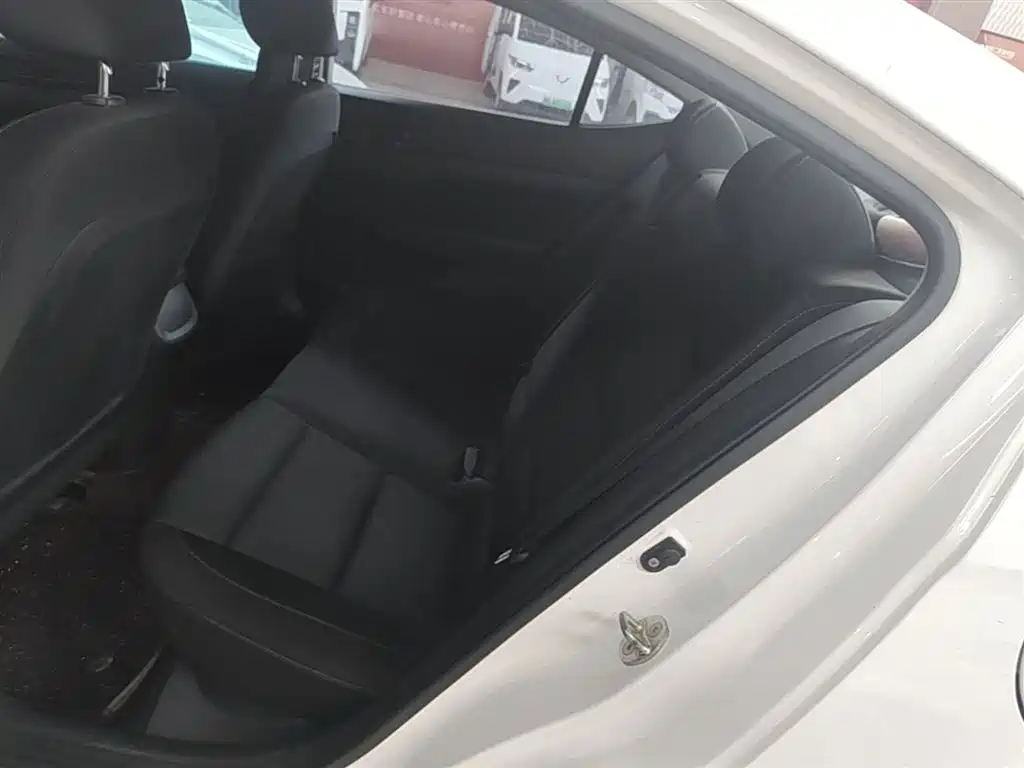 Hyundai Elantra 2016 — фото 17